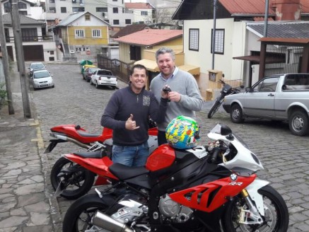 CLIENTE RECEBENDO SUA MOTO