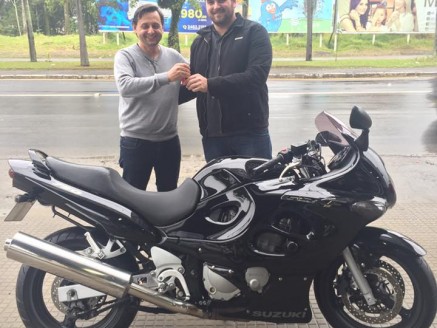 CLIENTE RECEBENDO SUA MOTO