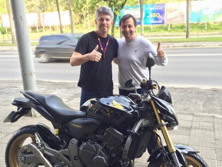 CLIENTE RECEBENDO SUA MOTO
