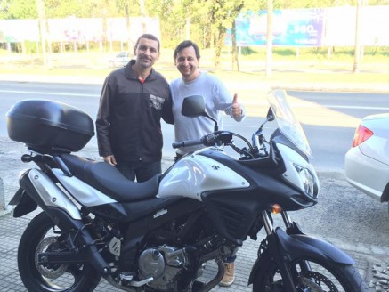 CLIENTE RECEBENDO SUA MOTO