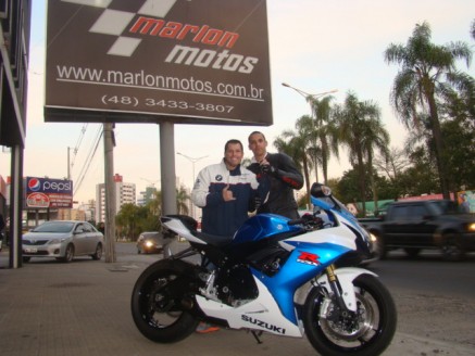 CLIENTE RECEBENDO SUA MOTO