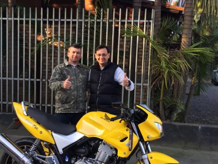 CLIENTE RECEBENDO SUA MOTO