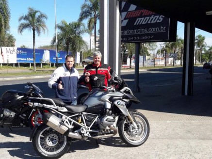 CLIENTE RECEBENDO SUA MOTO
