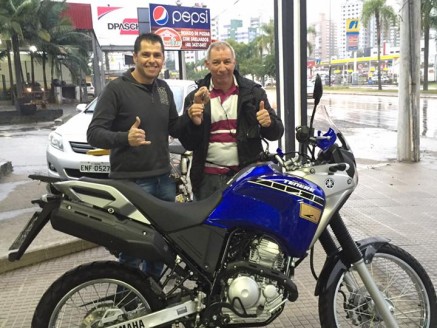 CLIENTE RECEBENDO SUA MOTO