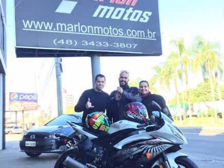 CLIENTE RECEBENDO SUA MOTO
