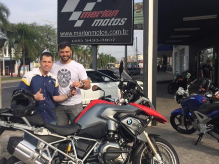 CLIENTE RECEBENDO SUA MOTO