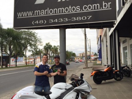 CLIENTE RECEBENDO SUA MOTO