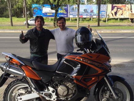 CLIENTE RECEBENDO SUA MOTO