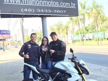 CLIENTE RECEBENDO SUA MOTO