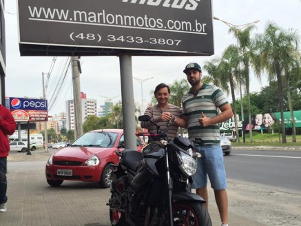 CLIENTE RECEBENDO SUA MOTO