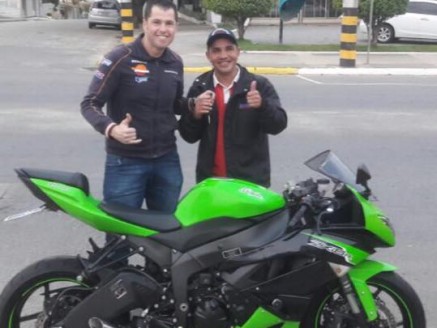 CLIENTE RECEBENDO SUA MOTO