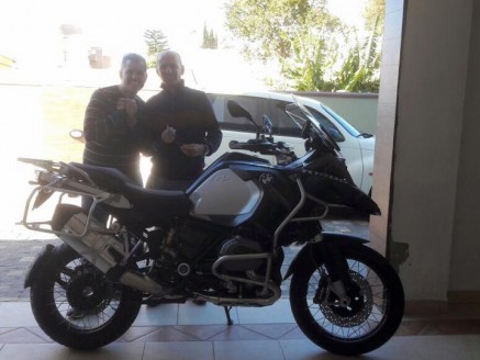 CLIENTE RECEBENDO SUA MOTO
