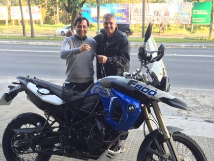 CLIENTE RECEBENDO SUA MOTO