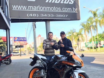 CLIENTE RECEBENDO SUA MOTO