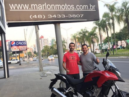 CLIENTE RECEBENDO SUA MOTO