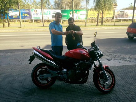 CLIENTE RECEBENDO SUA MOTO