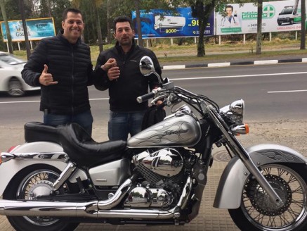 CLIENTE RECEBENDO SUA MOTO