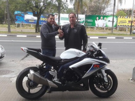 CLIENTE RECEBENDO SUA MOTO