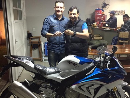 CLIENTE RECEBENDO SUA MOTO