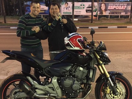 CLIENTE RECEBENDO SUA MOTO