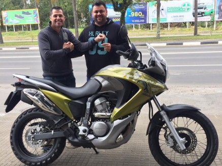 CLIENTE RECEBENDO SUA MOTO