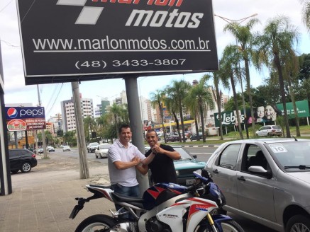 CLIENTE RECEBENDO SUA MOTO