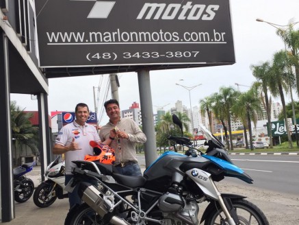 CLIENTE RECEBENDO SUA MOTO