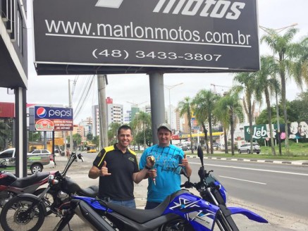 CLIENTE RECEBENDO SUA MOTO