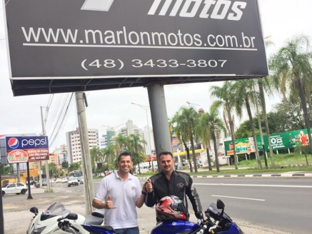 CLIENTE RECEBENDO SUA MOTO