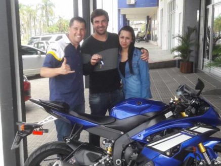 CLIENTE RECEBENDO SUA MOTO