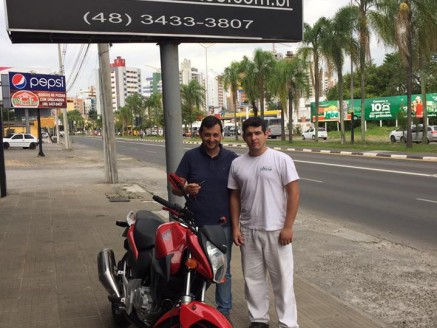 CLIENTE RECEBENDO SUA MOTO