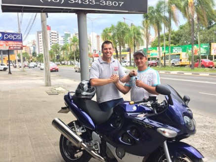 CLIENTE RECEBENDO SUA MOTO