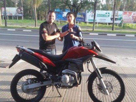 CLIENTE RECEBENDO SUA MOTO