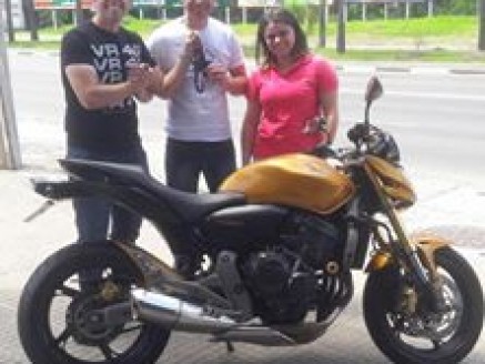 CLIENTE RECEBENDO SUA MOTO