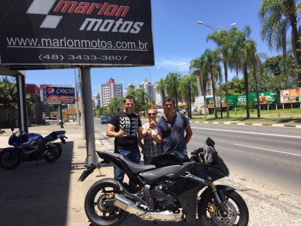 CLIENTE RECEBENDO SUA MOTO