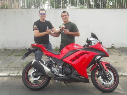 CLIENTE RECEBENDO SUA MOTO