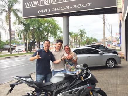 CLIENTE RECEBENDO SUA MOTO