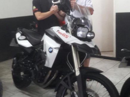 CLIENTE RECEBENDO SUA MOTO