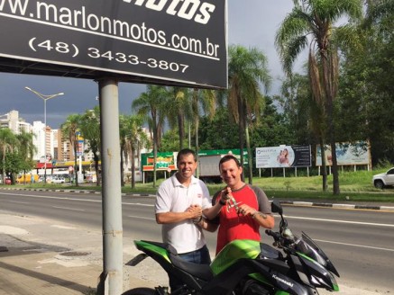 CLIENTE RECEBENDO SUA MOTO