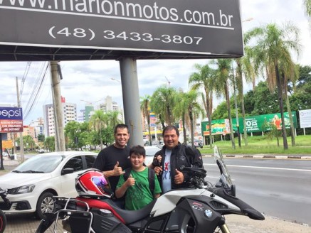 CLIENTE RECEBENDO SUA MOTO