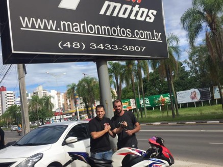 CLIENTE RECEBENDO SUA MOTO