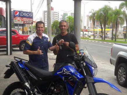 CLIENTE RECEBENDO SUA MOTO