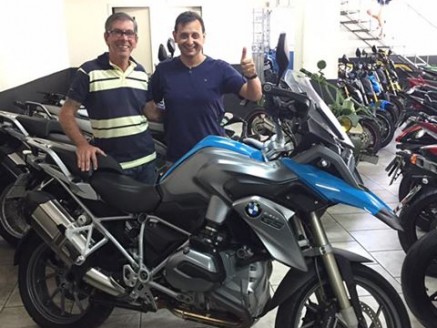 CLIENTE RECEBENDO SUA MOTO