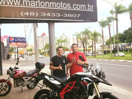 CLIENTE RECEBENDO SUA MOTO