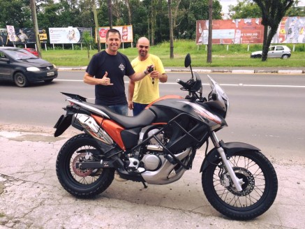 CLIENTE RECEBENDO SUA MOTO