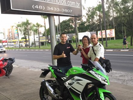 CLIENTE RECEBENDO SUA MOTO