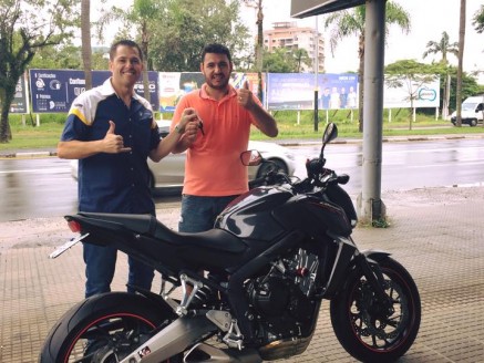 CLIENTE RECEBENDO SUA MOTO