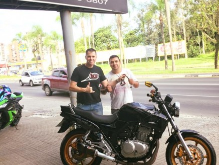 CLIENTE RECEBENDO SUA MOTO