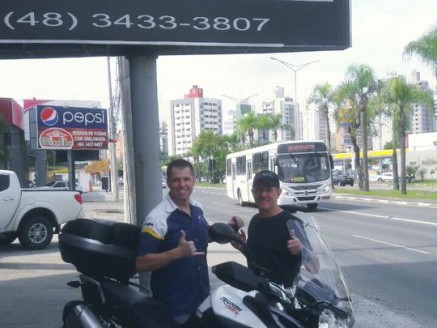 CLIENTE RECEBENDO SUA MOTO