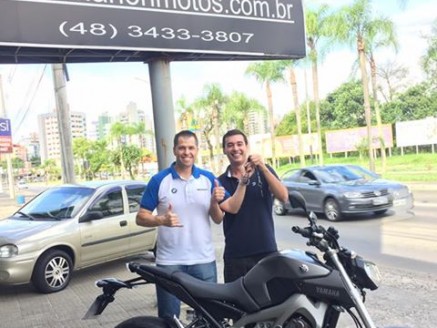 CLIENTE RECEBENDO SUA MOTO